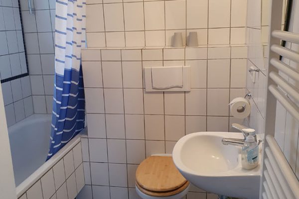 Bad der Ferienwohnung Kapitänshaus Trost in Lohme auf Rügen